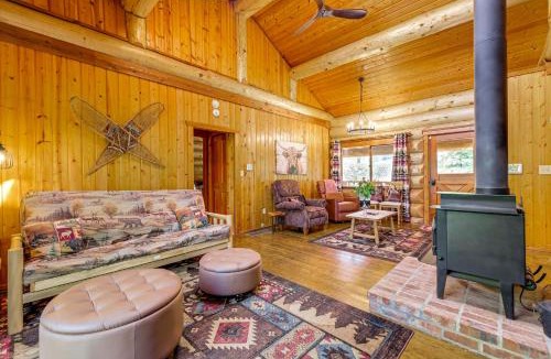Arlington Heights House | Hot Tub and Deck Dog-Friendly Arlington Cabin