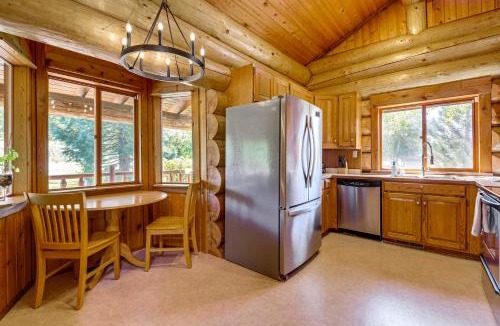 Arlington Heights House | Hot Tub and Deck Dog-Friendly Arlington Cabin