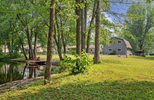 Sebright Cottage | Hot tub and swimming pool