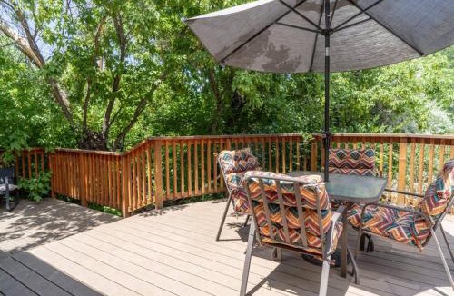 Taos House | Hot Tub, Artsy Family Adobe, 4mins Plaza! Private Deck & Yard