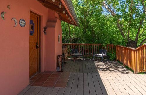 Taos House | Hot Tub, Artsy Family Adobe, 4mins Plaza! Private Deck & Yard