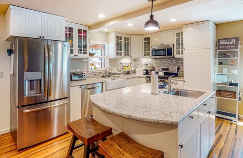 Kings Beach House | Hot Tub & Backyard - Walk 2 Blocks to Lake & Restaurants