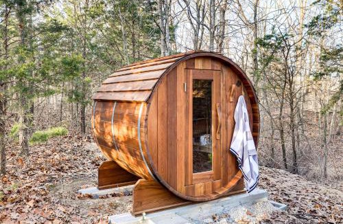 Innsbrook House | Hot Tub & Barrel Sauna! Lakefront Innsbrook Chalet