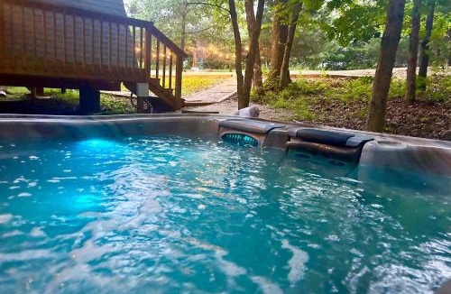 Innsbrook House | Hot Tub & Barrel Sauna! Lakefront Innsbrook Chalet
