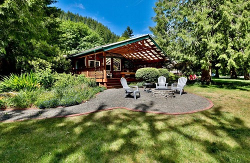 Beaver Apartment | Hot Tub, BBQ, Sol Duc River Views & Pet Friendly
