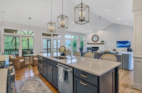 Huddleston House | Hot Tub! Beautiful Mountain Views! Wifi! Come Visit "Off the Bow"!
