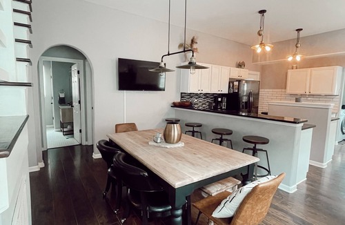 Windsor Park House | Hot Tub Beautiful Downtown Indy Home!