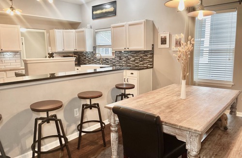 Windsor Park House | Hot Tub Beautiful Downtown Indy Home!