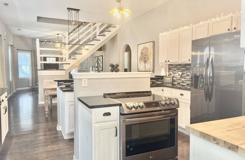 Windsor Park House | Hot Tub Beautiful Downtown Indy Home!