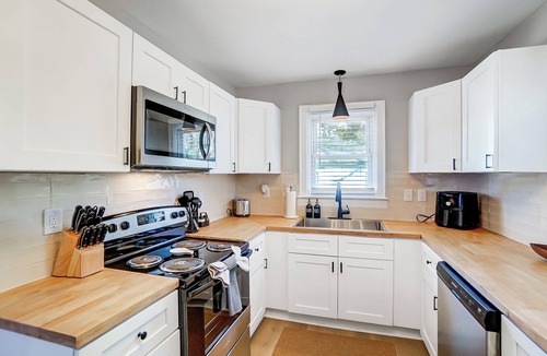 Enderly Park House | Hot Tub + Big Yard Minutes from Uptown!