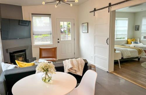 San Anselmo Apartment | Hot Tub Bright Modern steps to downtown