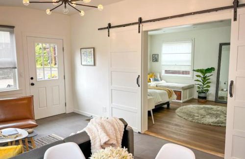 San Anselmo Apartment | Hot Tub Bright Modern steps to downtown