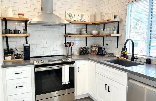 San Anselmo Apartment | Hot Tub Bright Modern steps to downtown