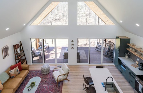 Laurelville Cabin | Hot Tub Cabin · Sleeps 6 · Fire Pit · Dogs OK