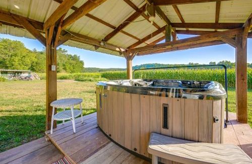 Perryville House | Hot Tub & Creek Views: Secluded Perryville Cabin