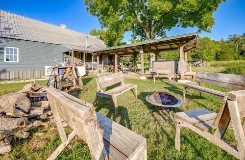 Perryville House | Hot Tub & Creek Views: Secluded Perryville Cabin