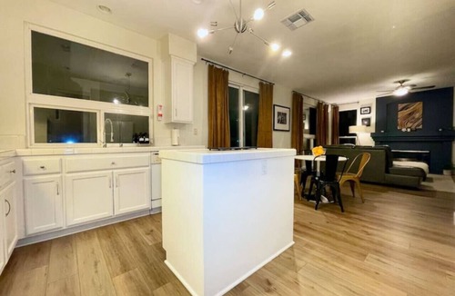 Roseville House | *Hot Tub*Cul-de-Sac*1st Flr Bedroom*Garage Parking