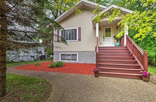 Union Pier Cottage | Hot Tub, Deck & Backyard: Cozy Union Pier House!