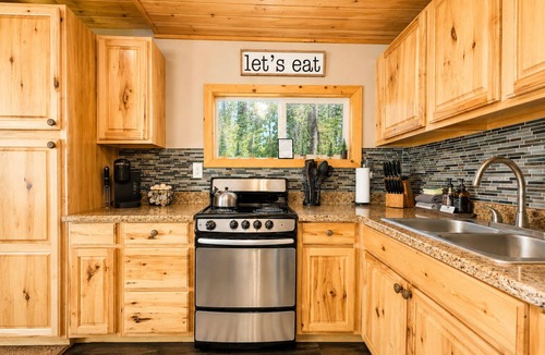 Ardenvoir Cabin | Hot Tub | Deck | BBQ | Yard | Firepit | Dogs OK