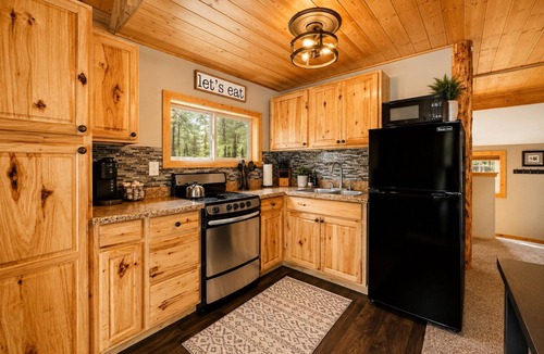 Ardenvoir Cabin | Hot Tub | Deck | BBQ | Yard | Firepit | Dogs OK