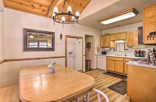 Big Bear Cabin | Hot Tub & Deck: Big Bear Gem Near Resorts!