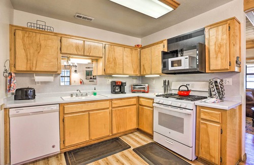 Big Bear Cabin | Hot Tub & Deck: Big Bear Gem Near Resorts!