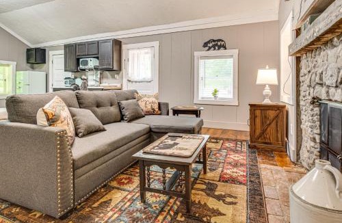 Nineveh House | Hot Tub + Deck: Cabin Hideaway in Brown County