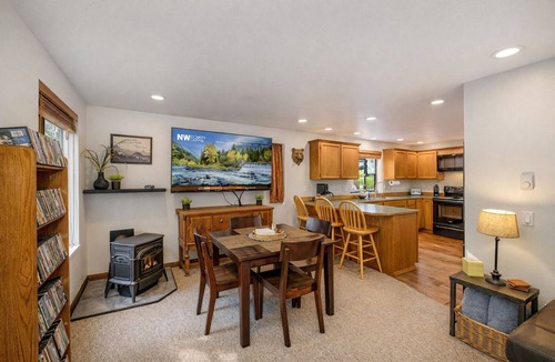 Leavenworth Cabin | Hot Tub | Deck | Firepit | Boat Parking | BBQ