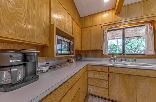 Alto Cabin | Hot Tub, Deck & Fireplace at Rustic Alto Cabin!