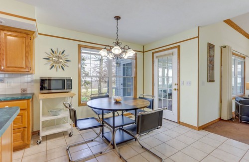 Eureka Springs House | Hot Tub + Deck: 'Holiday Island Fairway Estate’