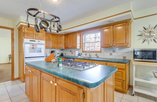 Eureka Springs House | Hot Tub + Deck: 'Holiday Island Fairway Estate’