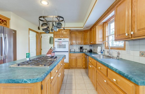 Eureka Springs House | Hot Tub + Deck: 'Holiday Island Fairway Estate’