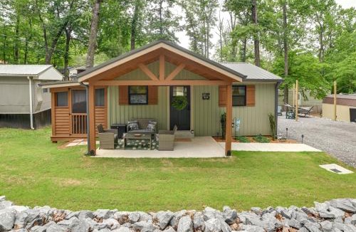 Springville House | Hot Tub, Deck! Tiny Home Retreat By Kentucky Lake