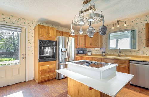 Jewett House | Hot Tub + Deck: Waterfront Lake Limestone Escape!