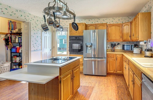 Jewett House | Hot Tub + Deck: Waterfront Lake Limestone Escape!