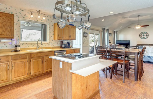 Jewett House | Hot Tub + Deck: Waterfront Lake Limestone Escape!