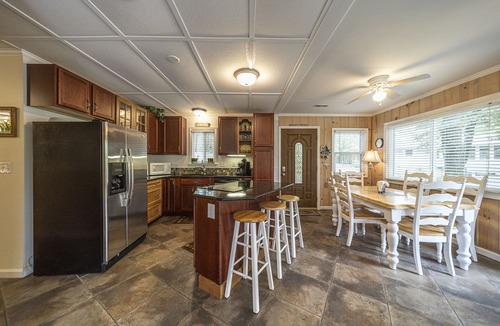Huddleston House | Hot tub, Dock, Fire Pit, Dog Friendly, Golf,