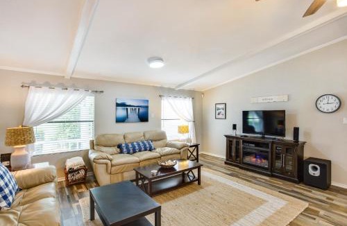Enchanted Oaks House | Hot Tub & Dock: Lakefront Mabank Home