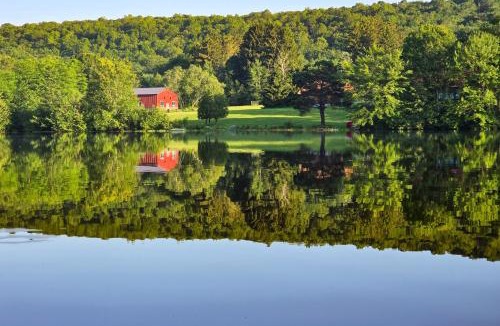 White Haven House | Hot Tub, Dock, Pool Table! Lakefront Poconos Haven