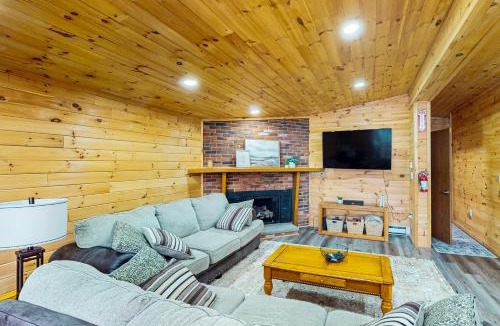 White Haven House | Hot Tub, Dock, Pool Table! Lakefront Poconos Haven