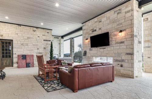 Oatmeal House | Hot Tub, Dock & View! Lakefront Marble Falls Home
