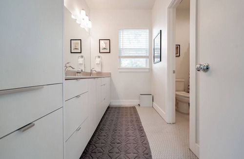 Govalle House | Hot Tub | Downtown | Sleeps 6 - WalkerVR!