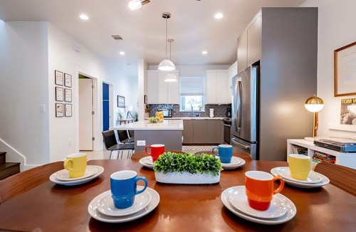 Govalle House | Hot Tub | Downtown | Sleeps 6 - WalkerVR!