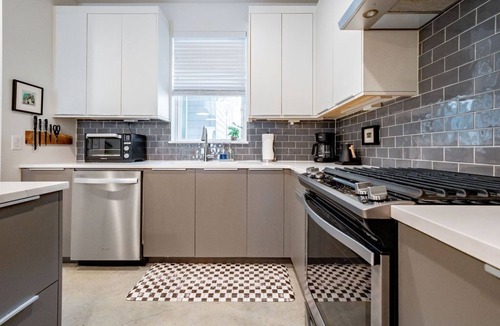 Govalle House | Hot Tub | Downtown | Sleeps 6 - WalkerVR!