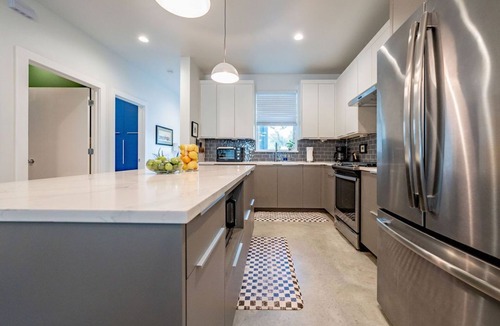 Govalle House | Hot Tub | Downtown | Sleeps 6 - WalkerVR!