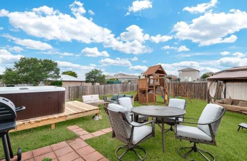 San Antonio House | Hot Tub Escape Yard BBQ Multi Games Swing Set