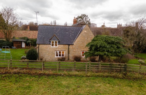 Twywell Cottage | Hot Tub Family Getaway Peaceful Escape