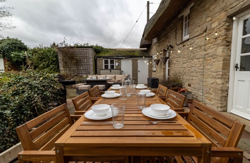 Twywell Cottage | Hot Tub Family Getaway Peaceful Escape