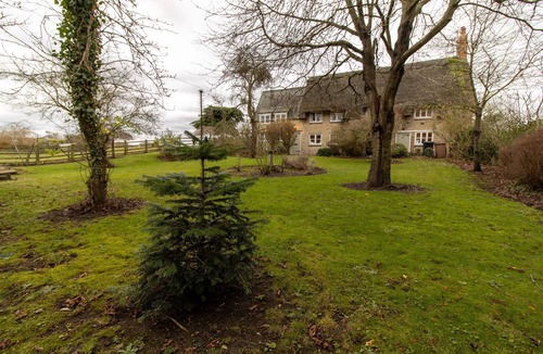 Twywell Cottage | Hot Tub Family Getaway Peaceful Escape