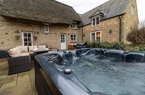 Twywell Cottage | Hot Tub Family Getaway Peaceful Escape